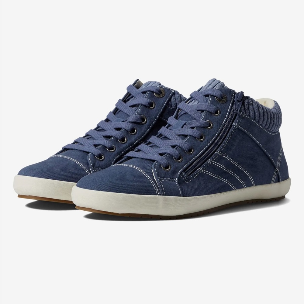 NWT blue high top Taos.